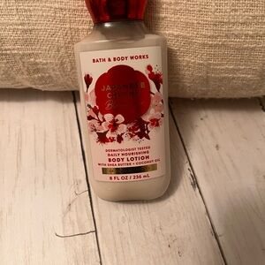 Bath & Body Works Japanese Cherry Blossom Lotion - Red and Cream NEW!